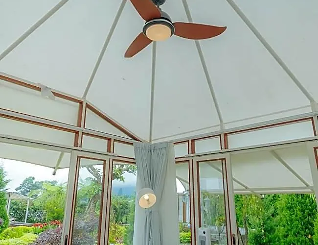 Campo de lujo Svargan Lakeside Glamping Candikuning