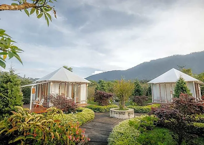 Svargan Lakeside Glamping Campo de lujo Candikuning