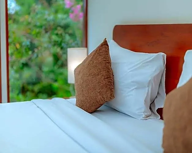 Svargan Lakeside Glamping Campo de lujo Candikuning