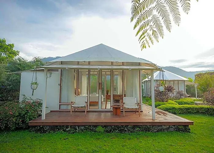 Svargan Lakeside Glamping * Candikuning