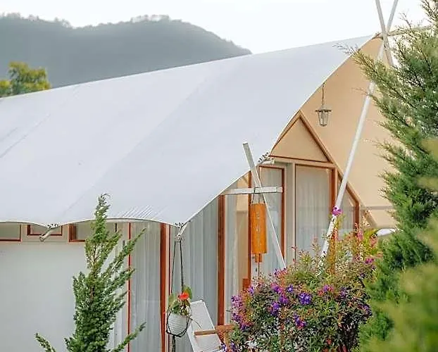 Campo de lujo Svargan Lakeside Glamping Candikuning